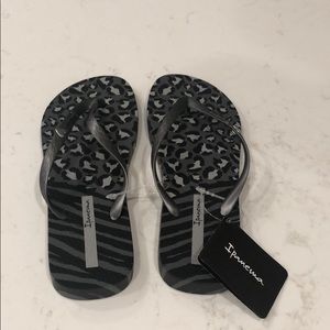 NWT Ipanema Gray/Silver Size 8 Flipflops